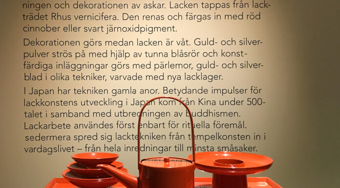 Vacker och stilren japansk lackkonst på Röhsska museet.