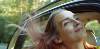 Lola (Mya Bollaers) är mycket övertygande i sin roll som den unga transperson som sörjer sin döda mor och kämpar med relationen till fadern.